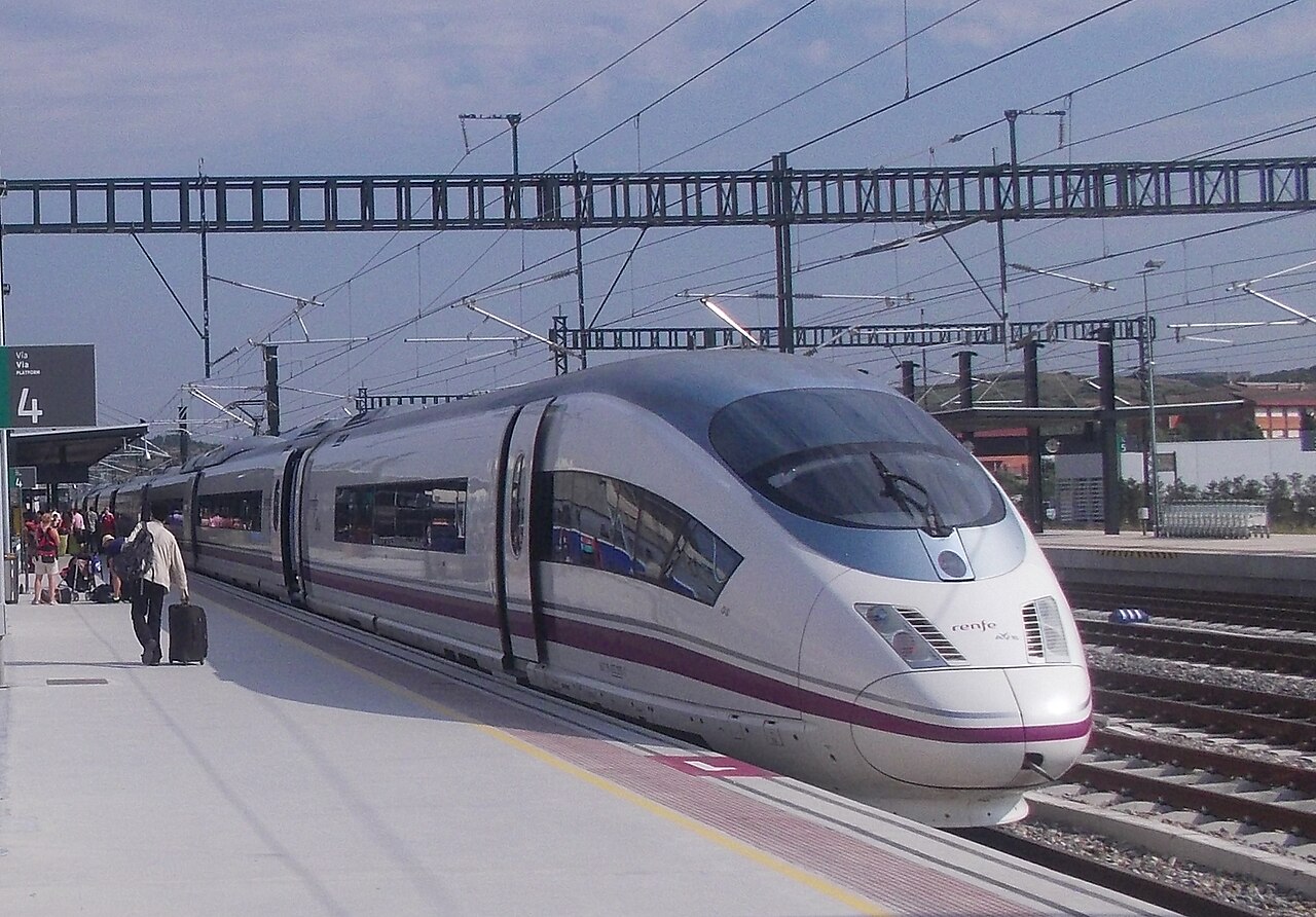 Tren de alta velocidad de Renfe circulando por una vía