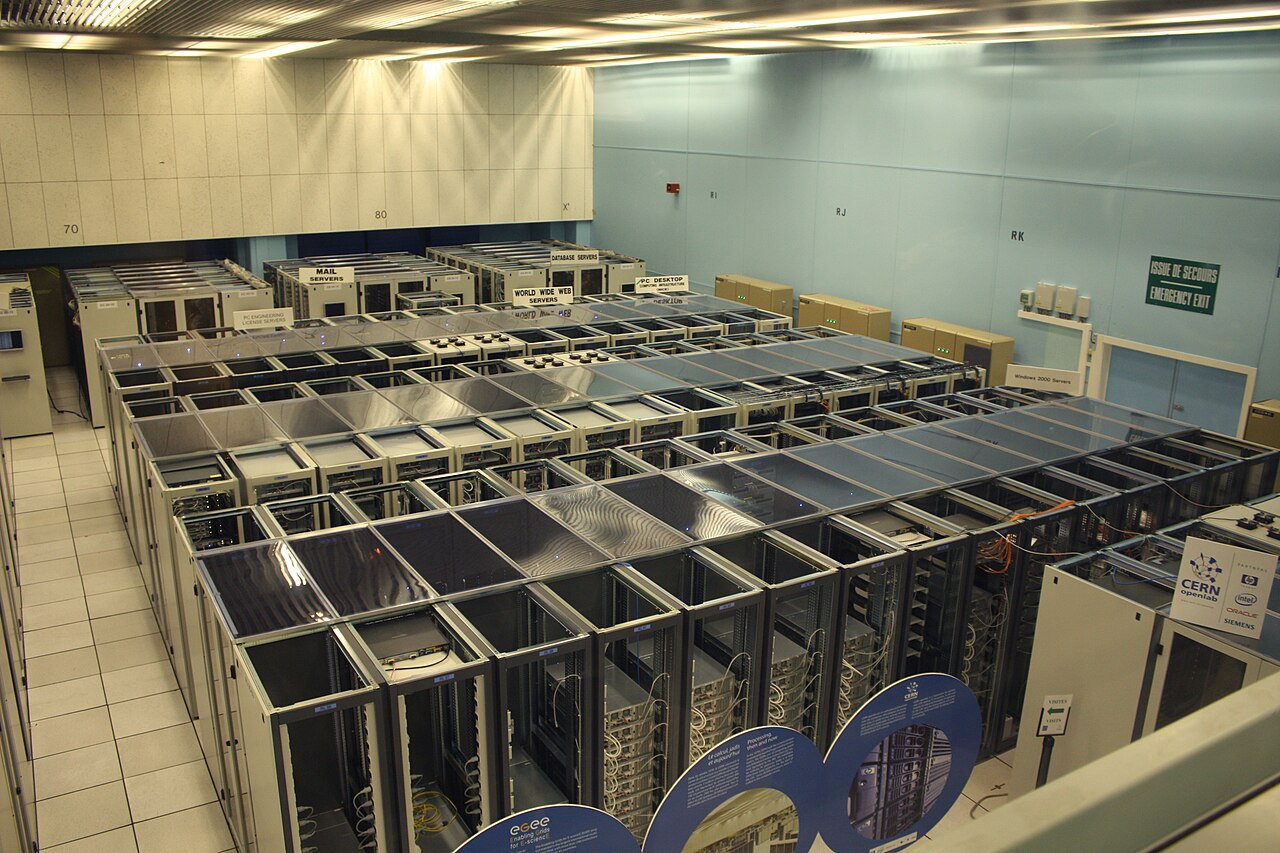 Sala con armarios de servidores y cableado de un centro de datos