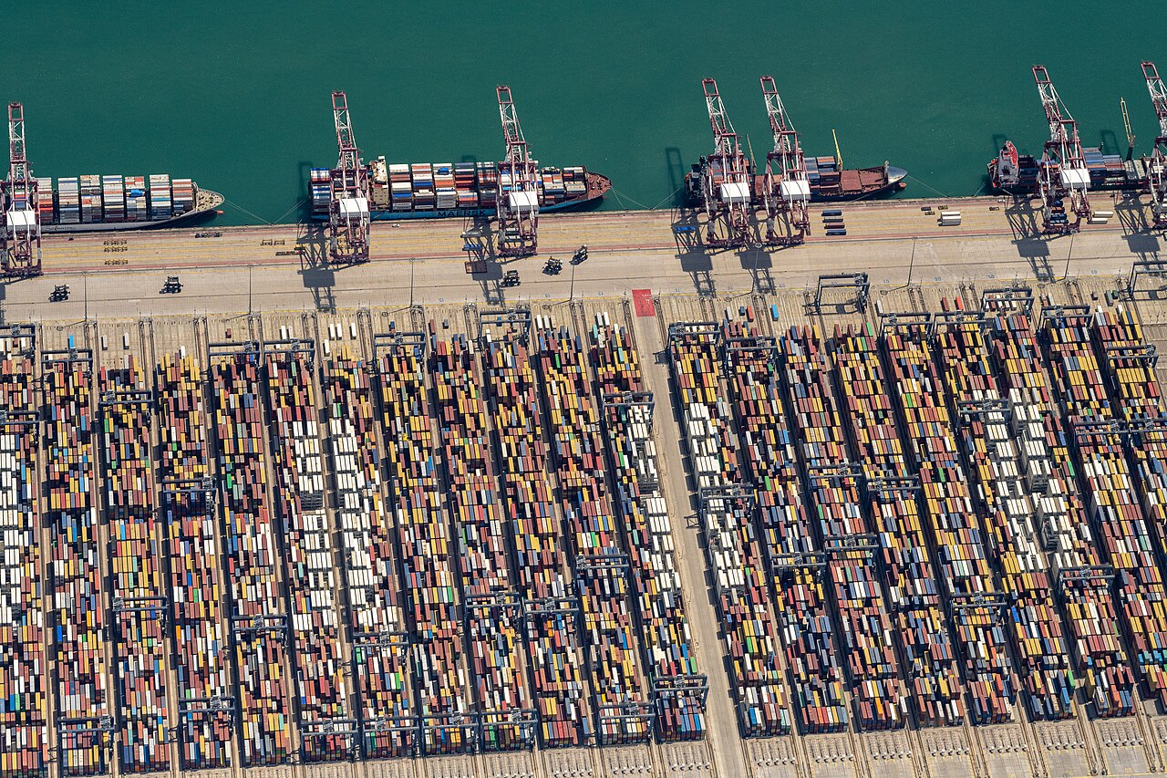 Grúas y contenedores en la terminal del puerto de Barcelona